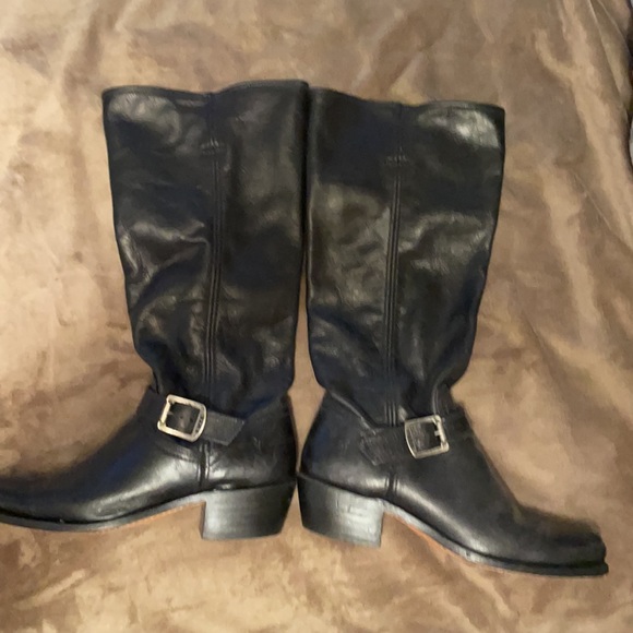 Black cavalry strap 15L boots. Perfect for fall - Picture 5 of 6